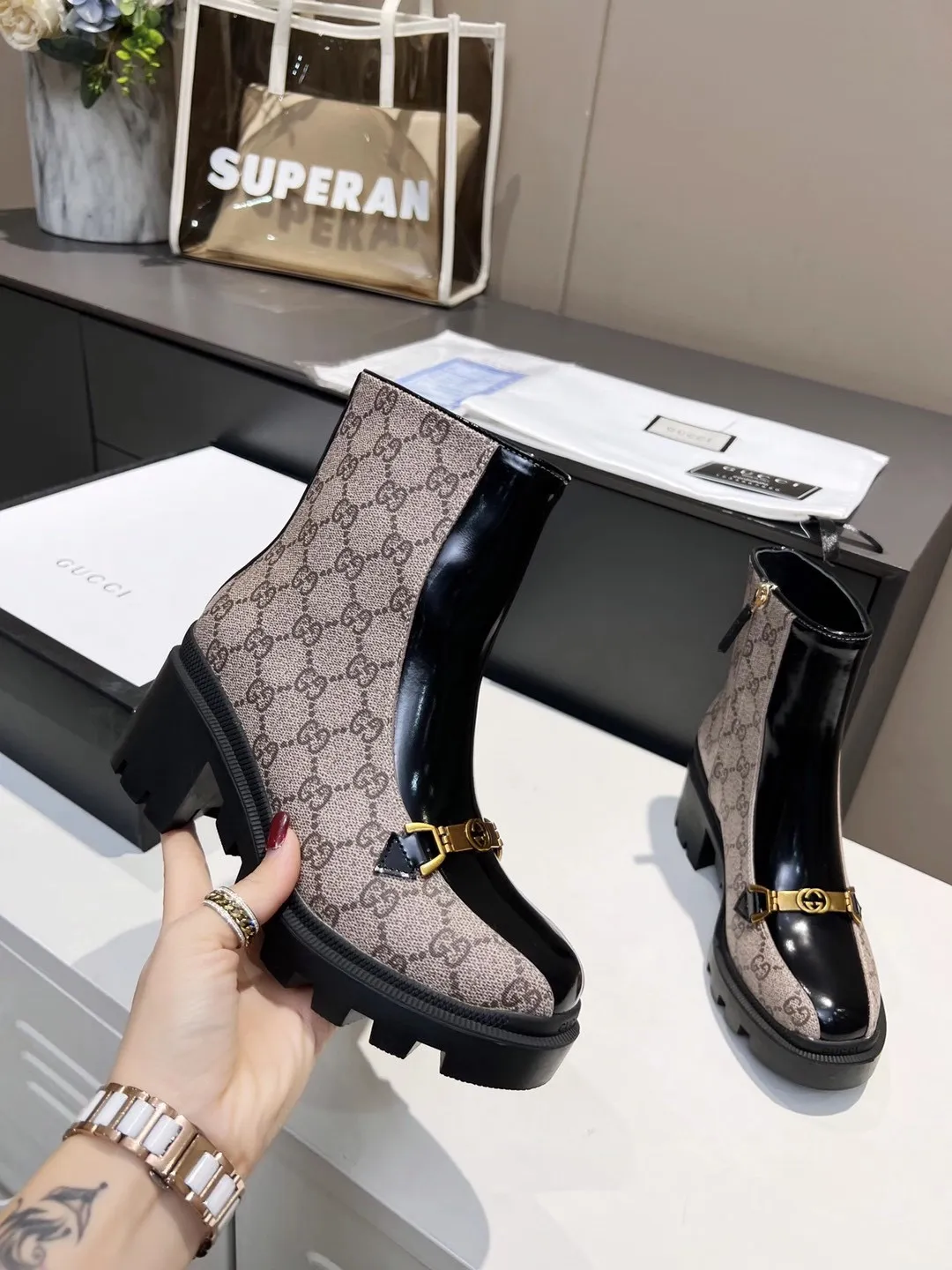 👟👟Ex-factory price 540👟👟 The new version of GUCCI is on sale...🔥 It has a retro British style and is decorated with metal LOGO on the front. Heel height: 6cm Fabric: Open edge beads ➕Special material, lining/foot pads: upgraded cowhide 🐂 Color: black Size: 34-40. (34 and 41 42 need to be customized) Packaging: Comes with card and cloth bag.